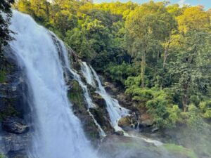 La cascada de Wachirathan es una de las más importantes del Parque Nacional Doi Inthanon