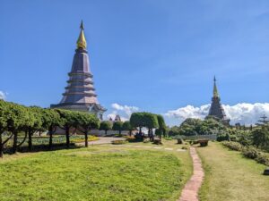 Vista de las Pagodas Gemelas desde el jardín