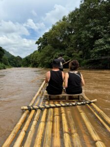 Relajante paseo en balsa de bambú río abajo
